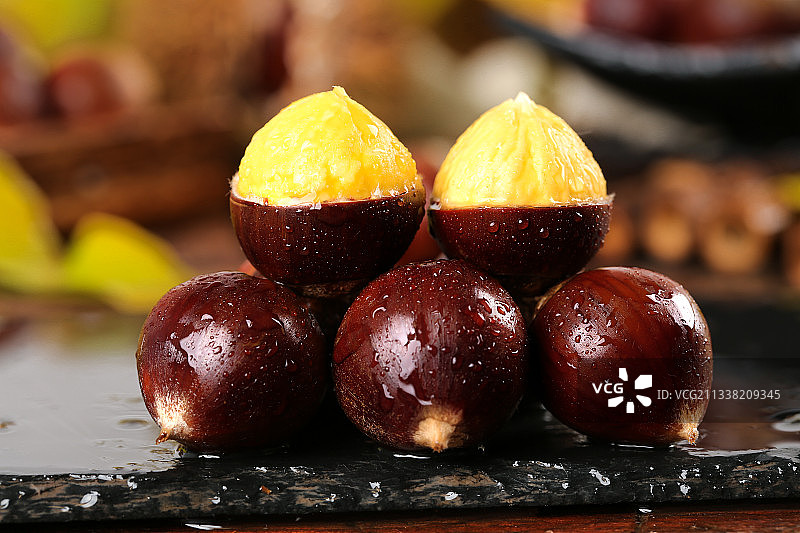 黑底上放着高山锥栗图片素材