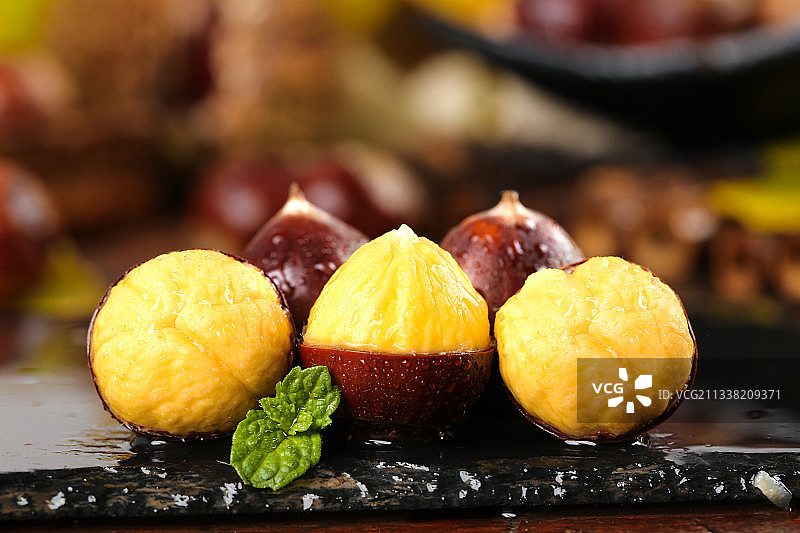 黑底上放着高山锥栗图片素材