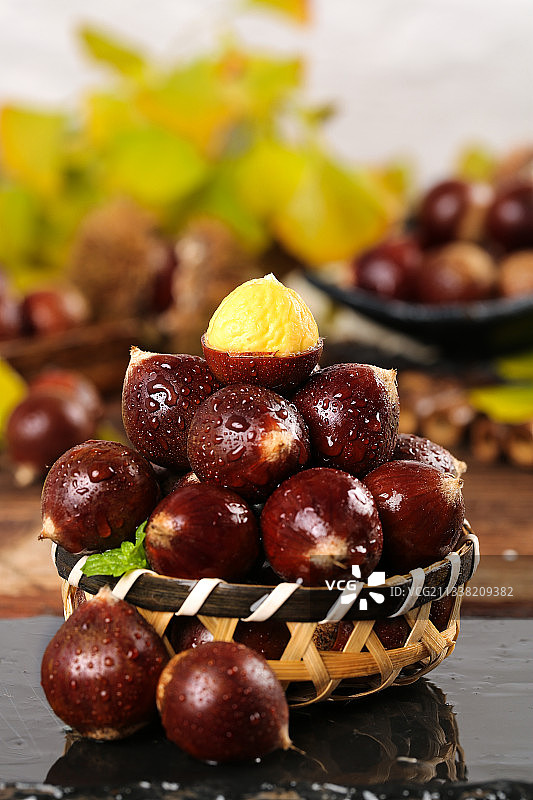 黑底上一篮建瓯锥栗图片素材