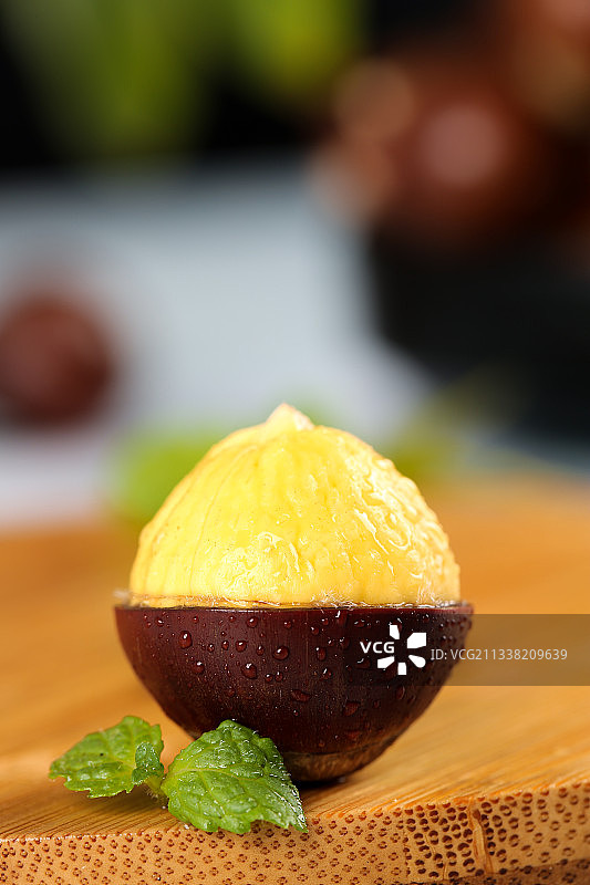 木板上放着建瓯锥栗图片素材