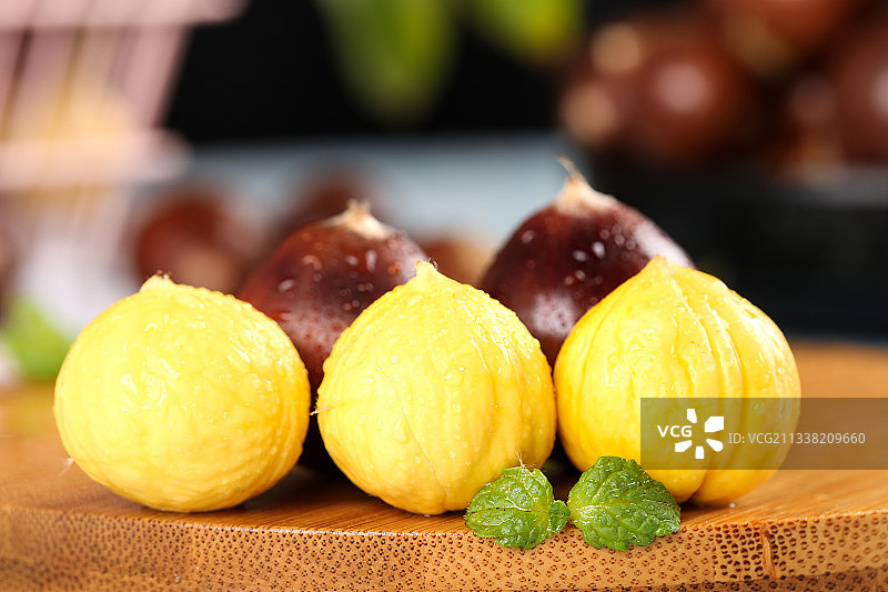 木底上放着锥栗仁图片素材