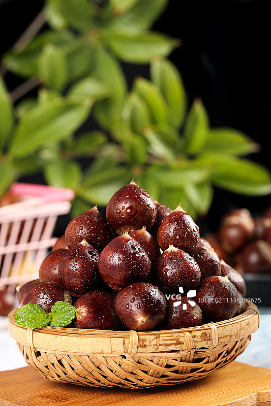 木板上一篮油锥栗图片素材