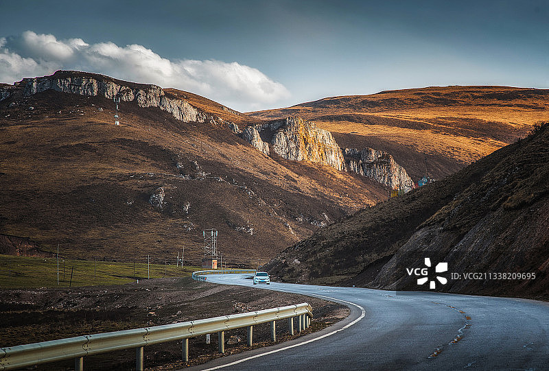 在路上的诗和远方图片素材