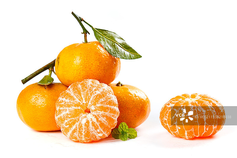 白底上放着一堆新鲜砂糖橘图片素材