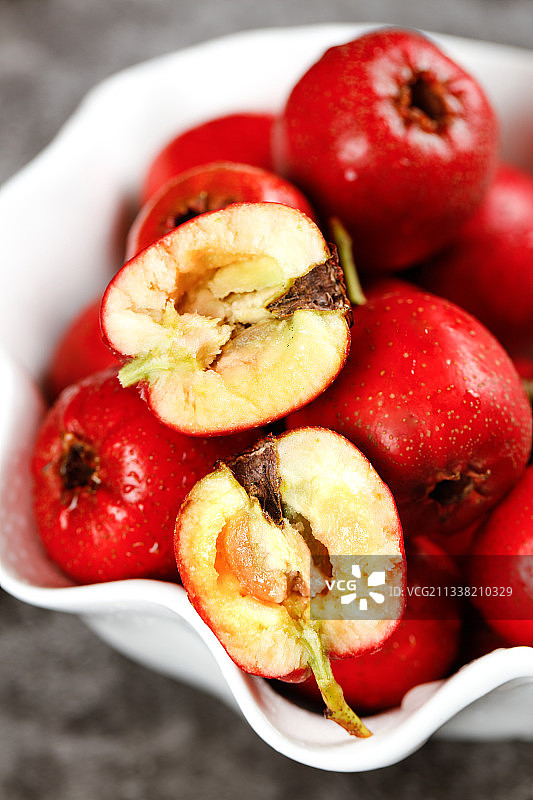 深底上一碗山里红果图片素材