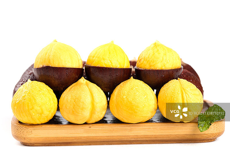 白底上一盘建瓯圆锥栗图片素材