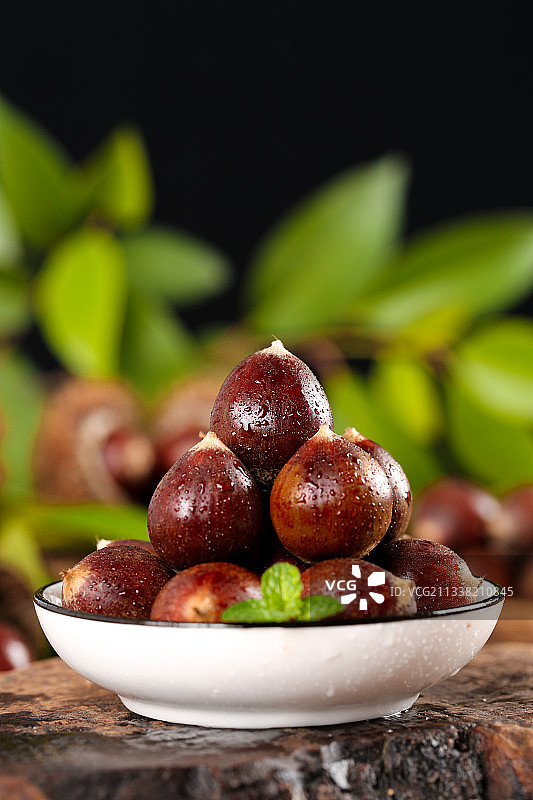 深底上放着一盘建瓯锥栗图片素材