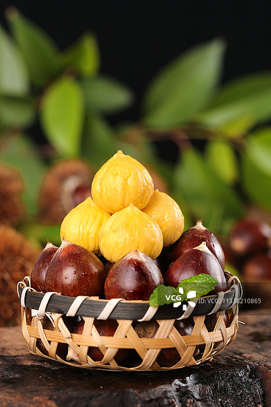 木底上篮子里的锥栗图片素材