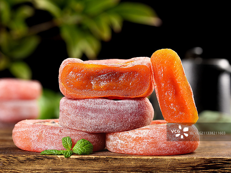 木底上一堆青州柿子饼图片素材