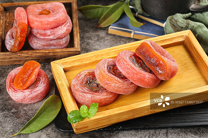 盘子里放着农家柿子饼图片素材