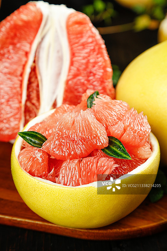 木底上的红心蜜柚图片素材