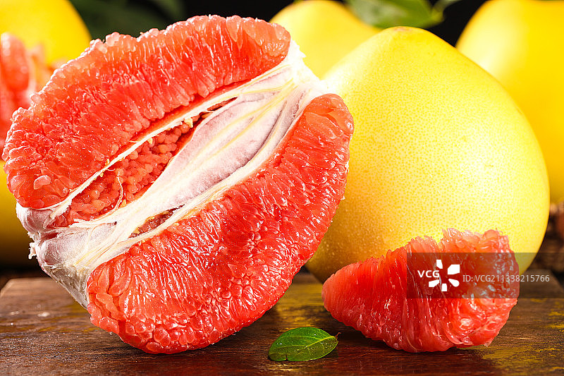 木底上的海南红心蜜柚图片素材