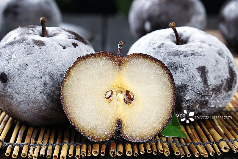 竹底上放着东北冻梨图片素材