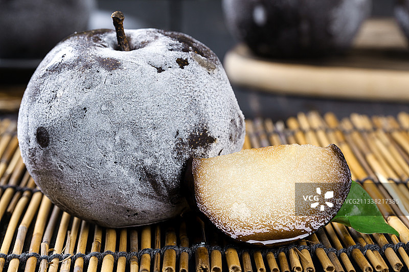 竹底上放着东北冻梨图片素材