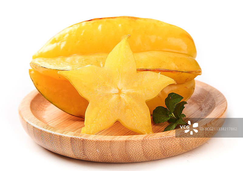 白底上放着一盘福建漳州杨桃图片素材