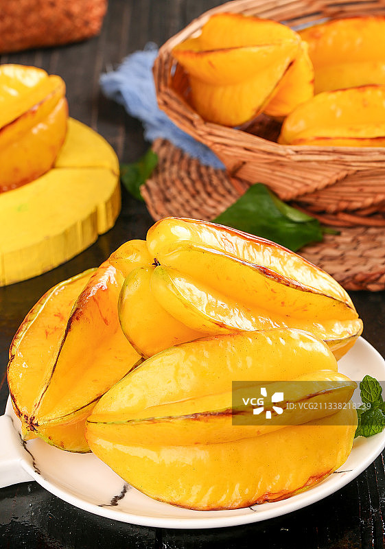 黑底上放着一盘福建漳州杨桃图片素材