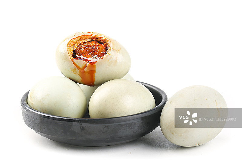 白底上放着一碟咸鸭蛋图片素材