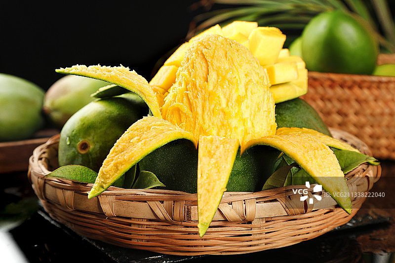 黑石板上放着一盘凯特芒果肉图片素材