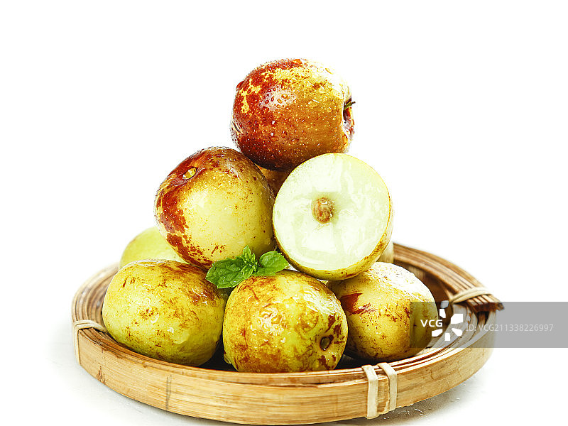 白底上放着一盘切开的大荔冬枣图片素材