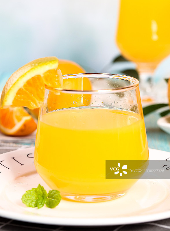 盘子里放着一杯夏橙果汁图片素材
