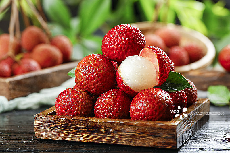 黑底上放着一盘荔枝图片素材