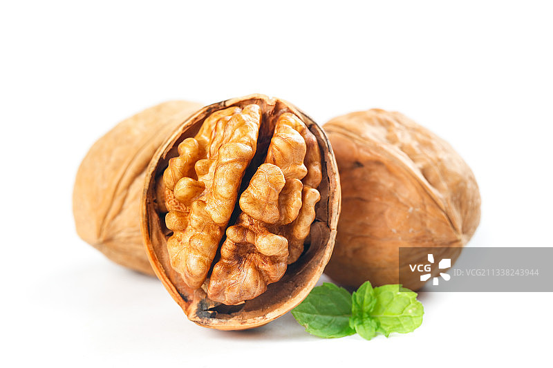 白底上放着上剥开的纸皮核桃图片素材
