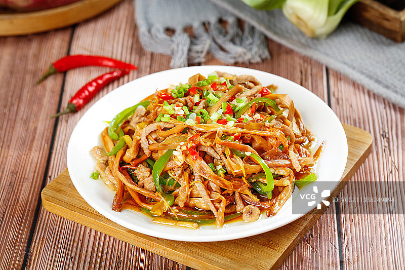 木底上放着一盘黄花菜炒肉图片素材