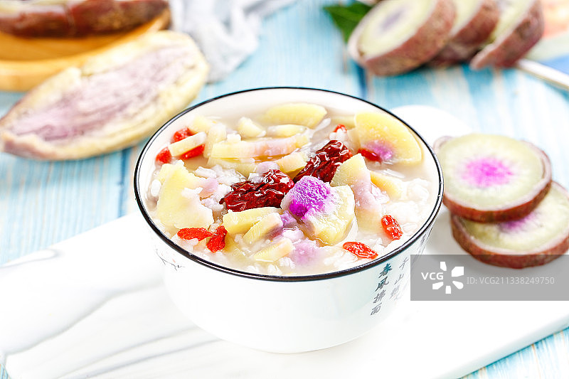 石板上放着一碗红薯粥图片素材