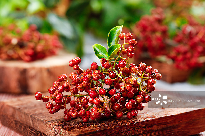 木底上的新鲜花椒图片素材