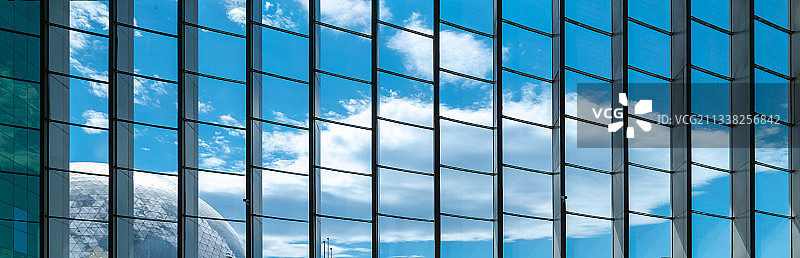 玻璃窗与蓝天白云图片素材