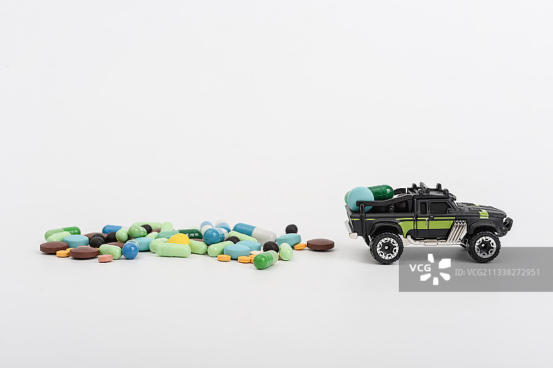 模型货车和药丸图片素材