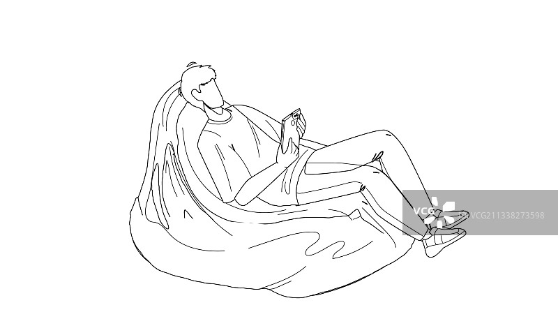 男人懒人沙发上玩手机图片素材