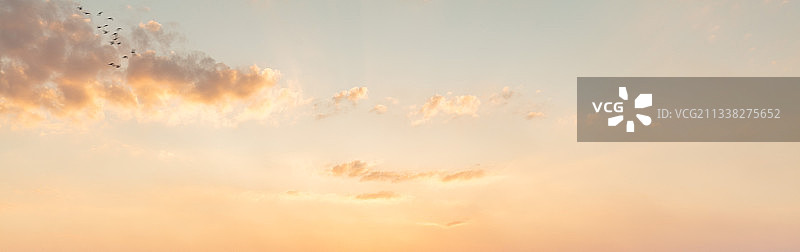 背景图片：天空中美丽的晚霞图片素材