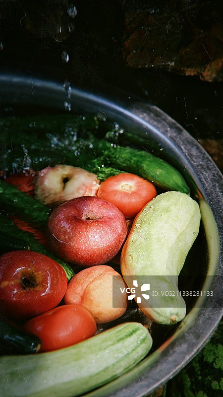 清新山泉浸山果图片素材