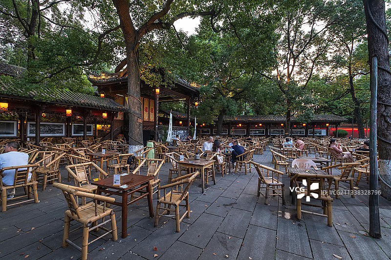 傍晚，成都铁像寺水街露天茶馆图片素材