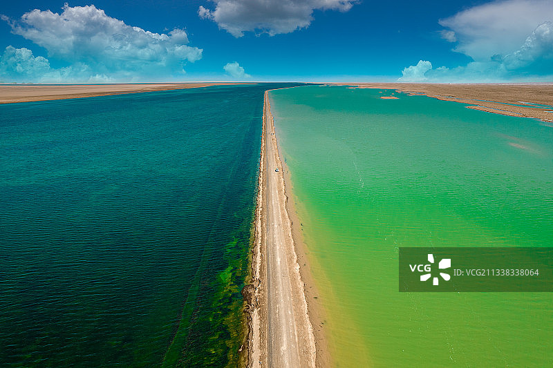 西台吉乃尔湖（双色湖）图片素材