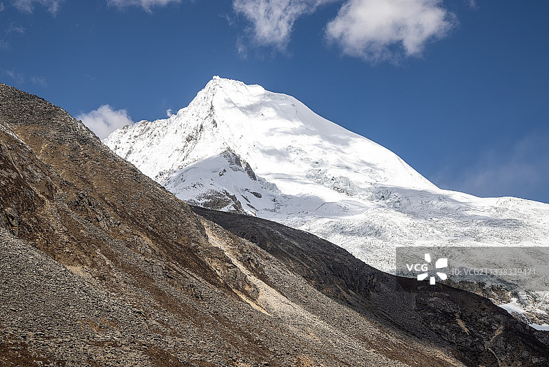 西藏山南市洛扎县库拉冈日雪山高清照片图片素材