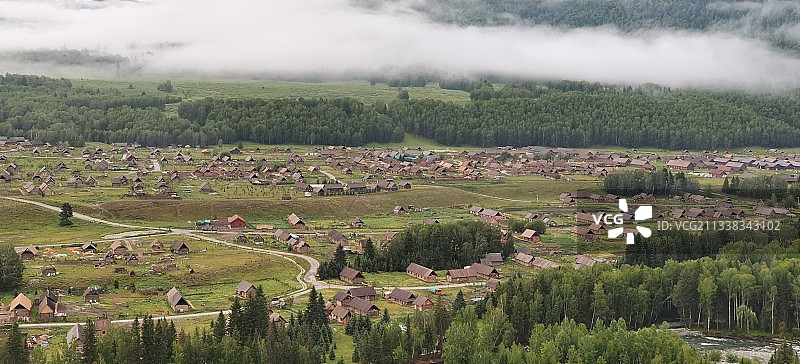 晨雾中的禾木村图片素材
