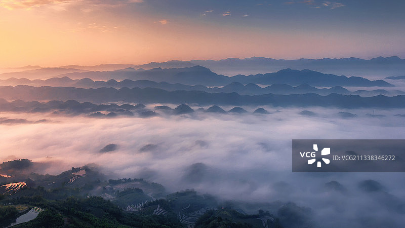 雾漫山谷图片素材