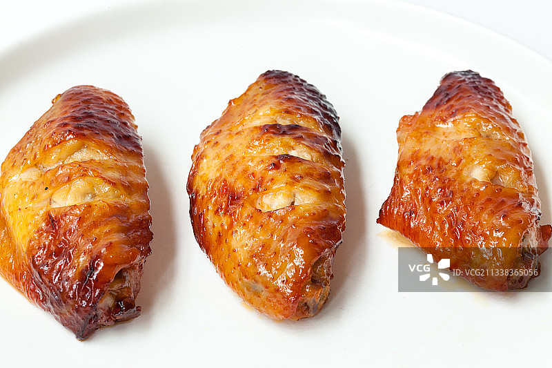装在白色餐盘的烤鸡翅图片素材
