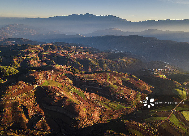 航拍东川红土地的色彩与光影图片素材