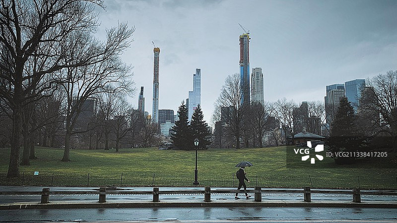 纽约中央公园雨中行走的人图片素材