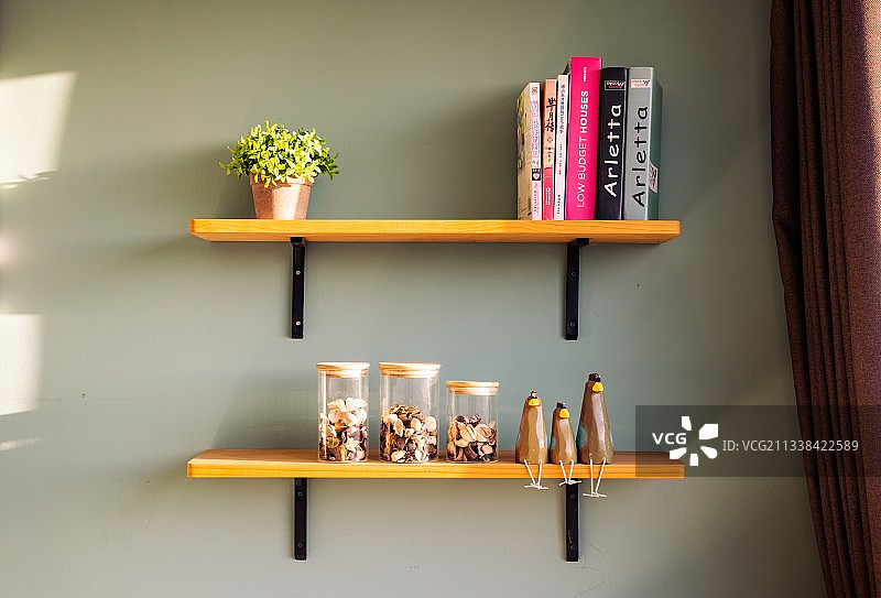 书架摆件书本绿植图片素材