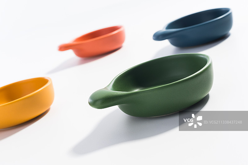 白底的陶瓷彩色味碟图片素材