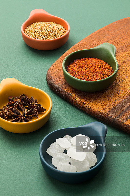 彩纸的陶瓷彩色味碟图片素材