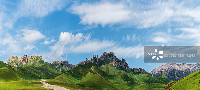 夏季新疆天山石林全景图片素材