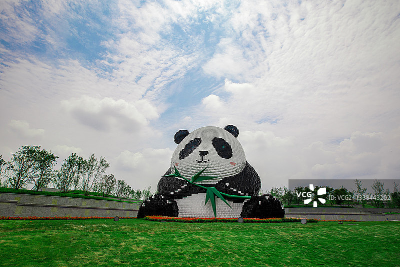 成都天府国际机场风动雕塑熊猫团团图片素材