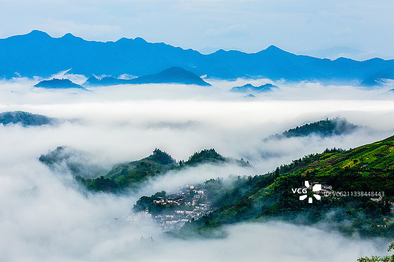 安徽歙县石潭云海村落风光图片素材
