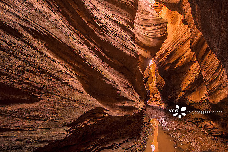 峡谷中的丹霞地貌，陕西省延安市甘泉县雨岔大峡谷图片素材