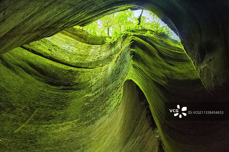 峡谷中的丹霞地貌，陕西省延安市甘泉县雨岔大峡谷图片素材